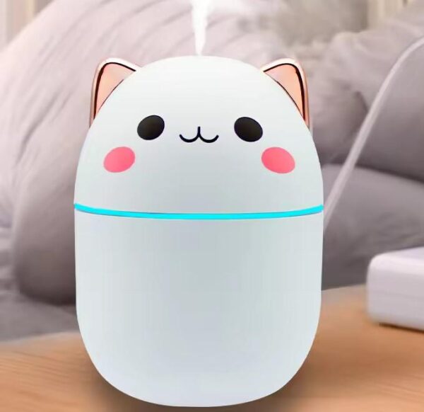 Traga mais fofura e bem-estar para o seu ambiente com o Umidificador Gatinho Branco. Este adorável umidificador não só melhora a qualidade do ar, mas também adiciona um toque encantador à sua decoração. Transforme qualquer espaço com o Umidificador Gatinho Branco. Este umidificador adorável é a escolha perfeita para quem deseja melhorar a qualidade do ar com estilo e diversão.