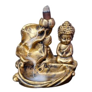 Incensário cascata de resina com design de Buda bebê. O fluxo de fumaça cria um efeito visual relaxante, tornando-o ideal para ambientes de meditação e tranquilidade. Perfeito para trazer paz e serenidade ao seu espaço. Especificações: – Porta Incenso Buda Bebê. – Material: Resina. Dimensões (A x L x P): – 12 x 6,5 x 12 cm.