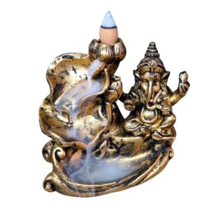 Desperte sua espiritualidade com o nosso encantador incensário cascata em resina, onde Ganesha saúda com benevolência. Deixe-se envolver pela cascata suave de fragrância enquanto a presença serena de Ganesha infunde seu espaço com harmonia e prosperidade. Especificações: – Porta Incenso 3 Quedas. – Material: Resina. Dimensões (A x L x P): – 12 x 6,5 x 12 cm.