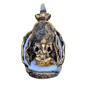 Incensário cascata de resina com design de gruta e Ganesha, adornado com duas folhas. O fluxo de fumaça cria um efeito visual relaxante, perfeito para ambientes de meditação e espiritualidade. Ideal para proporcionar paz e tranquilidade ao ambiente. Especificações: – Porta Incenso Gruta Buda. – Material: Resina. Dimensões (A x L x P): – 12x 9 x 7 cm.