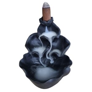 Transforme sua atmosfera em um oásis de tranquilidade com nosso incensário cascata em forma de folha de flor de lótus. Com três quedas suaves, ele cria uma cascata de fumaça, envolvendo seu espaço em serenidade e beleza natural. Especificações: – Porta Incenso Cascata Flor De Lótus. – Material: Resina. Dimensões (A x L x P): – 9,5 x 6,5 x 8,5 cm.