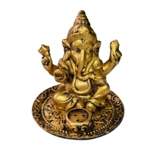 Incensário de resina, com acabamento em ouro envelhecido, projetado para acomodar 3 varetas de incenso. Adornado com a imagem de Ganesha, é uma peça ideal para quem busca trazer tranquilidade e um toque de sofisticação ao ambiente. Especificações: – Porta Incenso Vareta Ganesha. – Material: Resina. Dimensões (A x L x P): – 7,5 x 7,5 x 7,5 cm.