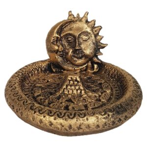 Esta incensário representa a união simbólica do sol e da lua. A figura central combina os traços do sol radiante e da lua serena, repousando sobre uma base circular intricada com detalhes ornamentais. Ideal para decoração de interiores, esta escultura traz um toque de misticismo e simbolismo astronômico, evocando a dualidade e o equilíbrio entre os elementos solares e lunares.