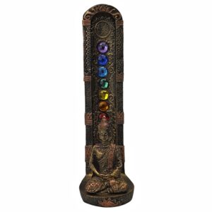 Adicione uma aura de paz e tranquilidade ao seu lar com este lindo incensário buda em resina. Com design vertical e os 7 chakras representados, é ideal para meditação e purificação do ambiente. Deixe-se envolver pela serenidade e equilíbrio que o buda meditando transmite. Especificações: – Porta Incenso Buda 7 Chakras Vertical – Material: Resina. Dimensões (A x L x P): – 21,5 x 5,5 x 6,5 cm.