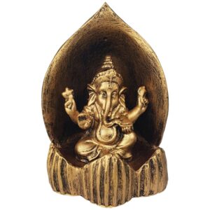 Transforme seu ambiente com o Incensário Cascata Ganesha Gruta. Este belo incensário, com Ganesha em uma gruta detalhadamente esculpida e acabamento dourado envelhecido, cria um efeito hipnotizante de fumaça em cascata. Perfeito para meditação e decoração, ele traz paz e sofisticação ao seu espaço. Especificações: – Porta Incenso Gruta Ganesha Meditando – Material: Resina. Dimensões (A x L x P): – 13 x 10 x 10 cm.