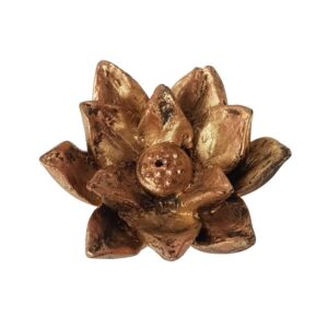 Eleve seu ambiente com o Incensário Flor de Lótus Dourado Envelhecido. Este incensário combina elegância e serenidade, proporcionando um toque de sofisticação e tranquilidade ao seu espaço. Ideal para momentos de meditação e relaxamento. Especificações: – Porta Incenso Flor de Lótus – Material: Resina. Dimensões (A x L x P): – 3 x 7 x 7 cm.